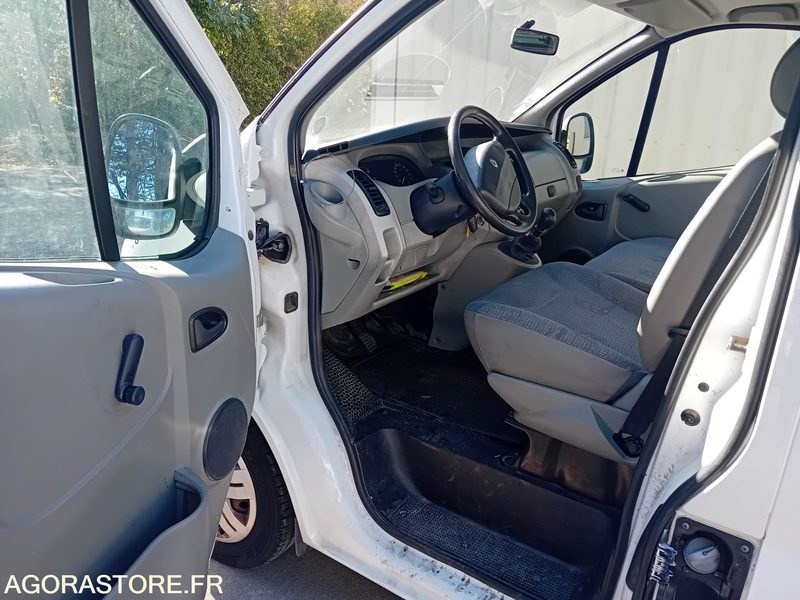 RENAULT TRAFIC VP DCI 100 TPMR - 134000km - 2006 - Furgon: foto 5 RENAULT TRAFIC VP DCI 100 TPMR - 134000km - 2006 - Furgon: foto 5