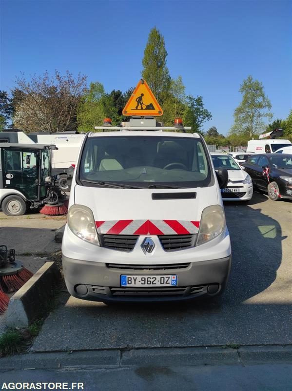 Renault Trafic II Fourgon Phase 2 L1H1 1000kg 2.0 dCi 16V 90 cv - Furgon: foto 1 Renault Trafic II Fourgon Phase 2 L1H1 1000kg 2.0 dCi 16V 90 cv - Furgon: foto 1