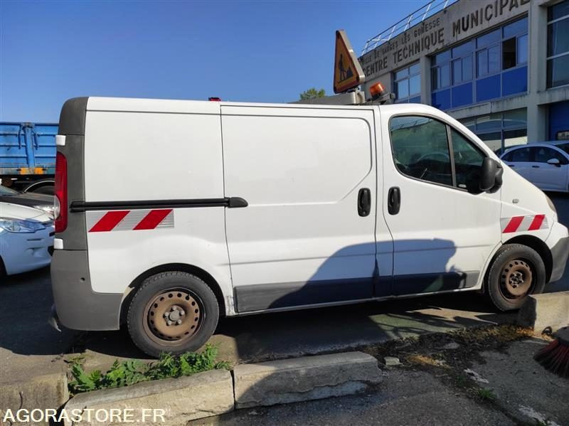 Renault Trafic II Fourgon Phase 2 L1H1 1000kg 2.0 dCi 16V 90 cv - Furgon: foto 3 Renault Trafic II Fourgon Phase 2 L1H1 1000kg 2.0 dCi 16V 90 cv - Furgon: foto 3