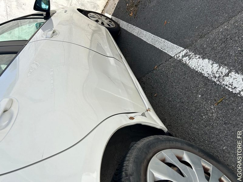 YARIS HYBRIDE AUTOMATIQUE / 2015 / 117 353KMS / VEHICULE ROULANT MAIS ENDOMMAGE - Veturë: foto 4 YARIS HYBRIDE AUTOMATIQUE / 2015 / 117 353KMS / VEHICULE ROULANT MAIS ENDOMMAGE - Veturë: foto 4