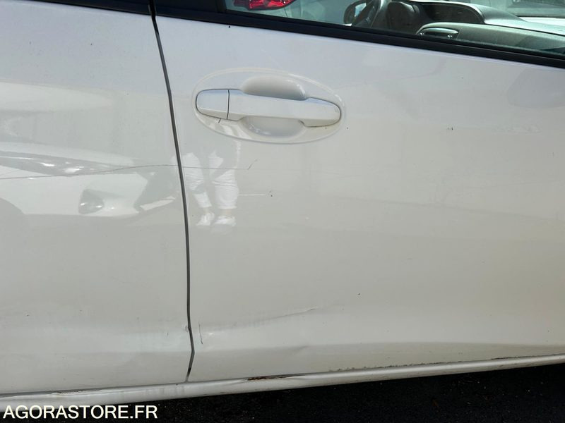 YARIS HYBRIDE AUTOMATIQUE / 2015 / 117 353KMS / VEHICULE ROULANT MAIS ENDOMMAGE - Veturë: foto 2 YARIS HYBRIDE AUTOMATIQUE / 2015 / 117 353KMS / VEHICULE ROULANT MAIS ENDOMMAGE - Veturë: foto 2