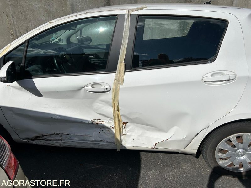 YARIS HYBRIDE AUTOMATIQUE / 2015 / 83416 KMS / NE ROULE PLUS - Veturë: foto 2 YARIS HYBRIDE AUTOMATIQUE / 2015 / 83416 KMS / NE ROULE PLUS - Veturë: foto 2
