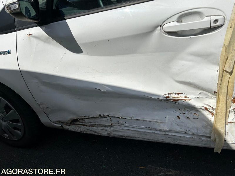 YARIS HYBRIDE AUTOMATIQUE / 2015 / 83416 KMS / NE ROULE PLUS - Veturë: foto 3 YARIS HYBRIDE AUTOMATIQUE / 2015 / 83416 KMS / NE ROULE PLUS - Veturë: foto 3
