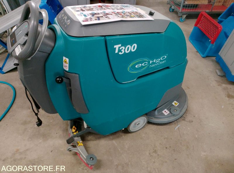 Auto laveuse TENNANT T300 - Makineri larëse-tharëse dyshemeje: foto 2 Auto laveuse TENNANT T300 - Makineri larëse-tharëse dyshemeje: foto 2
