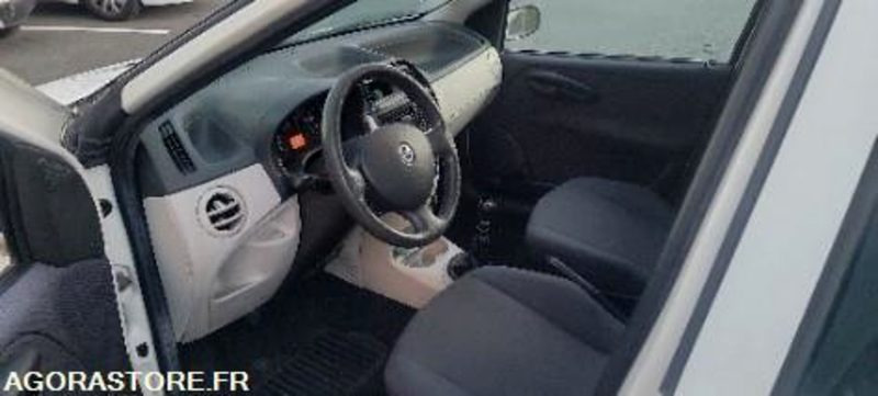 Fiat punto 137166 kms 2005 - Veturë: foto 5 Fiat punto 137166 kms 2005 - Veturë: foto 5