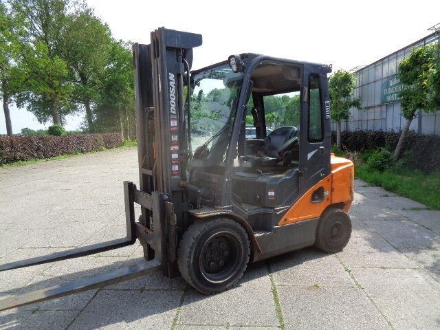 Doosan D35C-7 - Pirun më naftë: foto 4 Doosan D35C-7 - Pirun më naftë: foto 4