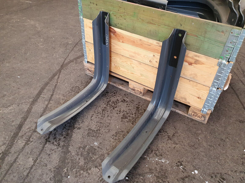 DAF original fuel tank brackets 620x675 - Sistemi i karburantit për Kamioni: foto 1 DAF original fuel tank brackets 620x675 - Sistemi i karburantit për Kamioni: foto 1