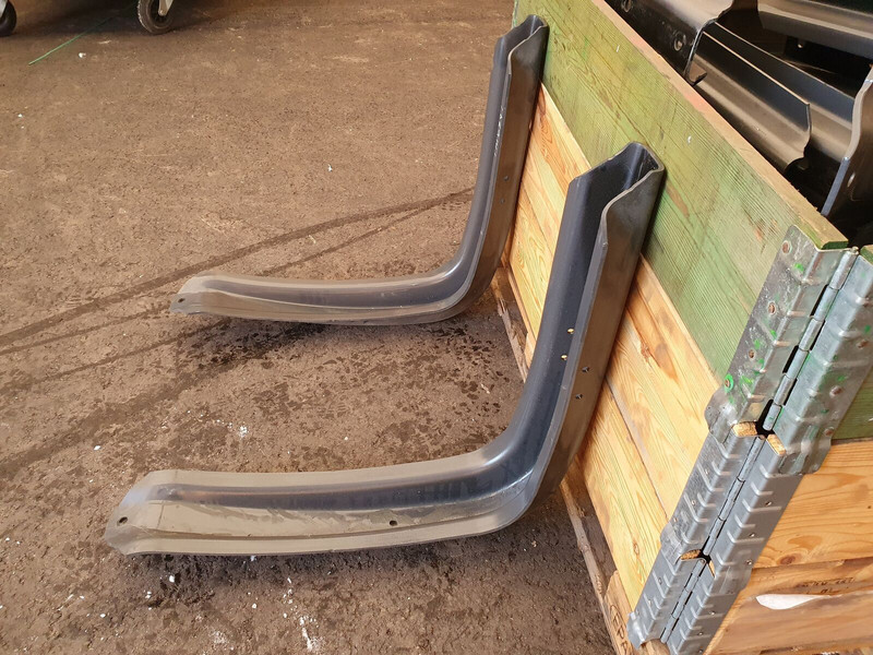 DAF original fuel tank brackets 620x675 - Sistemi i karburantit për Kamioni: foto 2 DAF original fuel tank brackets 620x675 - Sistemi i karburantit për Kamioni: foto 2