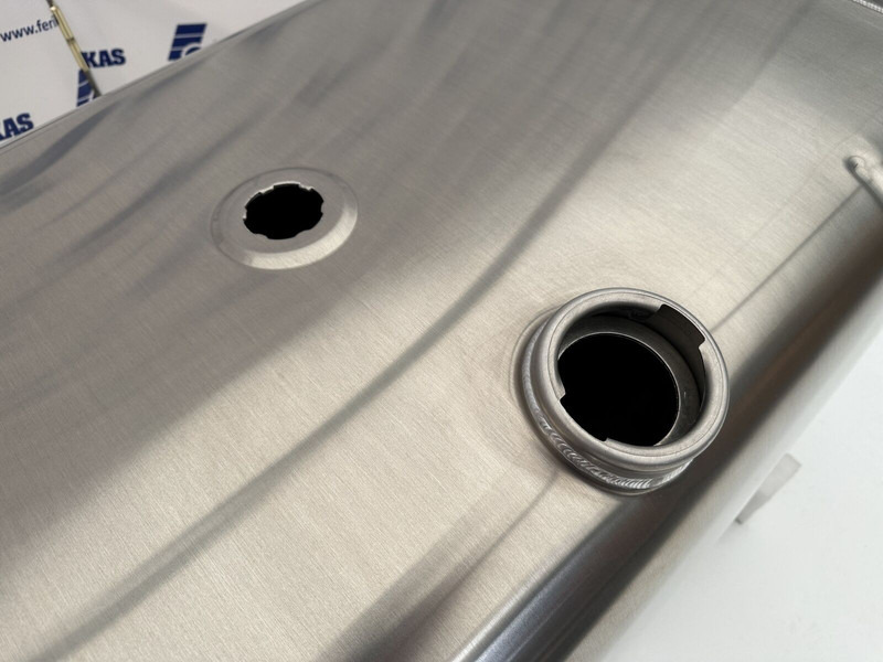 Iveco New aluminum fuel tank 400L - Serbatori i karburantit për Kamioni: foto 4 Iveco New aluminum fuel tank 400L - Serbatori i karburantit për Kamioni: foto 4
