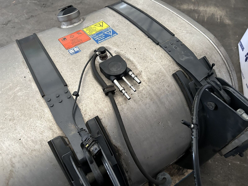 Scania 525L complete fuel tank with fuel optimiser brackets 700x725x124 - Serbatori i karburantit për Kamioni: foto 5 Scania 525L complete fuel tank with fuel optimiser brackets 700x725x124 - Serbatori i karburantit për Kamioni: foto 5
