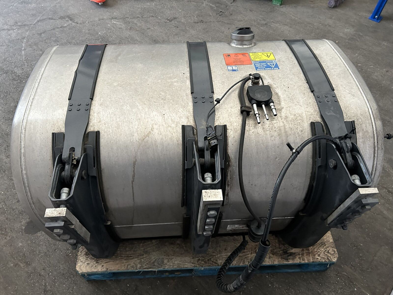 Scania 525L complete fuel tank with fuel optimiser brackets 700x725x124 - Serbatori i karburantit për Kamioni: foto 4 Scania 525L complete fuel tank with fuel optimiser brackets 700x725x124 - Serbatori i karburantit për Kamioni: foto 4