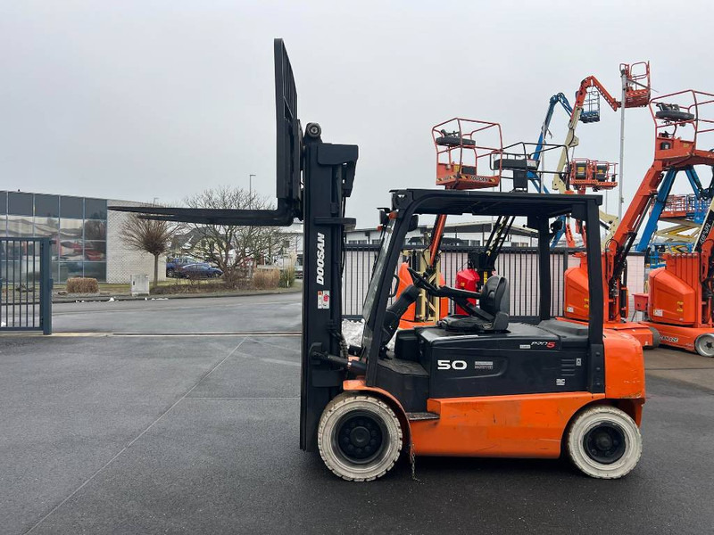 Pirun elektrik Doosan B50X5 5T 6m Triplex non-marking (1841): foto 11 Pirun elektrik Doosan B50X5 5T 6m Triplex non-marking (1841): foto 11