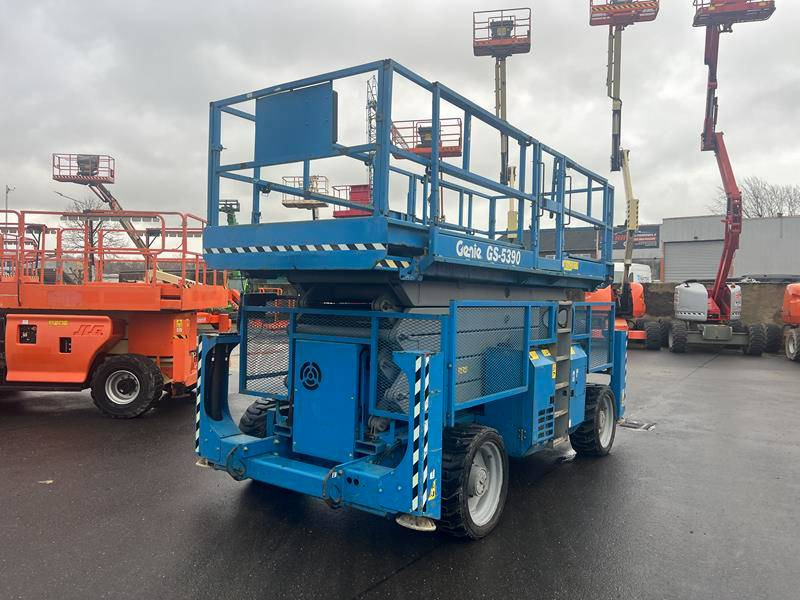 Genie GS5390 RT diesel 4x4 18m (1711) - Ngritës gërshërë: foto 3 Genie GS5390 RT diesel 4x4 18m (1711) - Ngritës gërshërë: foto 3
