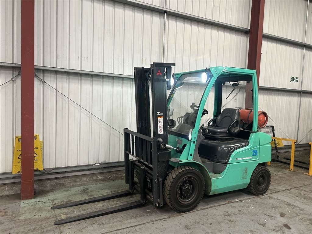Mitsubishi FG25N - Pirun më gaz: foto 2 Mitsubishi FG25N - Pirun më gaz: foto 2