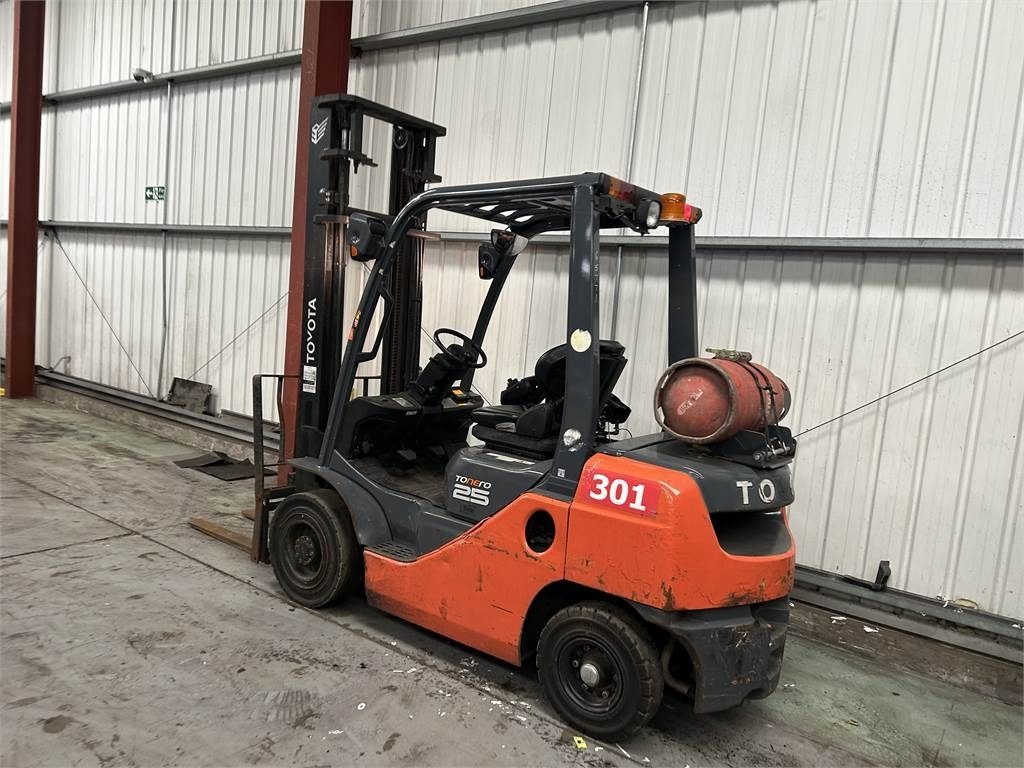 Toyota 02-8FGF25 - Pirun më gaz: foto 3 Toyota 02-8FGF25 - Pirun më gaz: foto 3