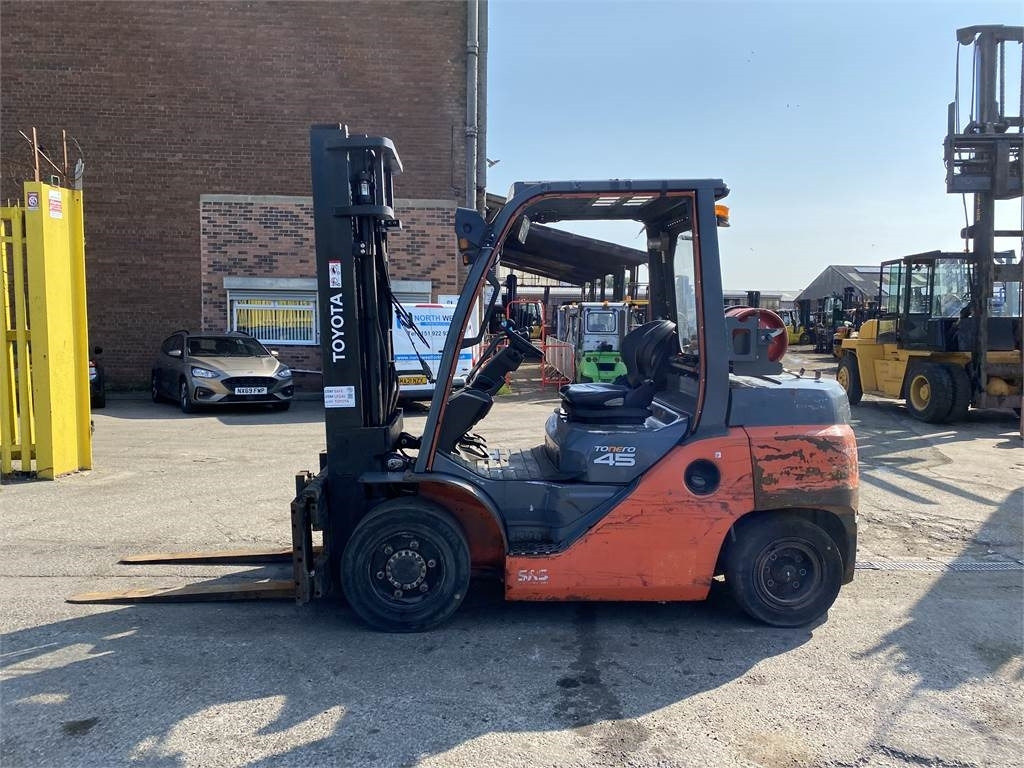 Toyota 8FG40N - Pirun më gaz: foto 1 Toyota 8FG40N - Pirun më gaz: foto 1