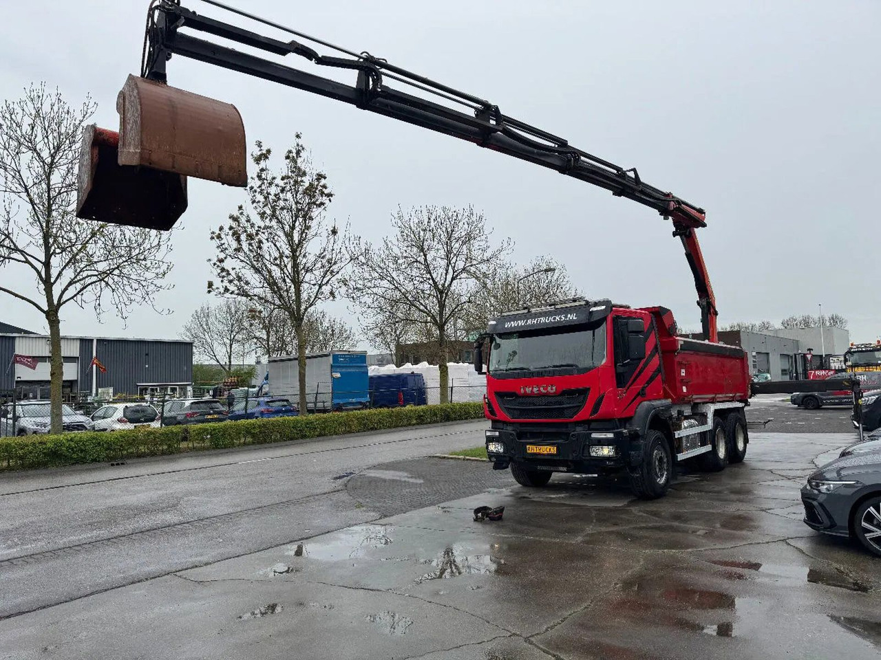 Iveco Trakker 500 6X4 EURO 6 KIPPER + PALFINGER PK1800 - Kamion me vinç: foto 2 Iveco Trakker 500 6X4 EURO 6 KIPPER + PALFINGER PK1800 - Kamion me vinç: foto 2