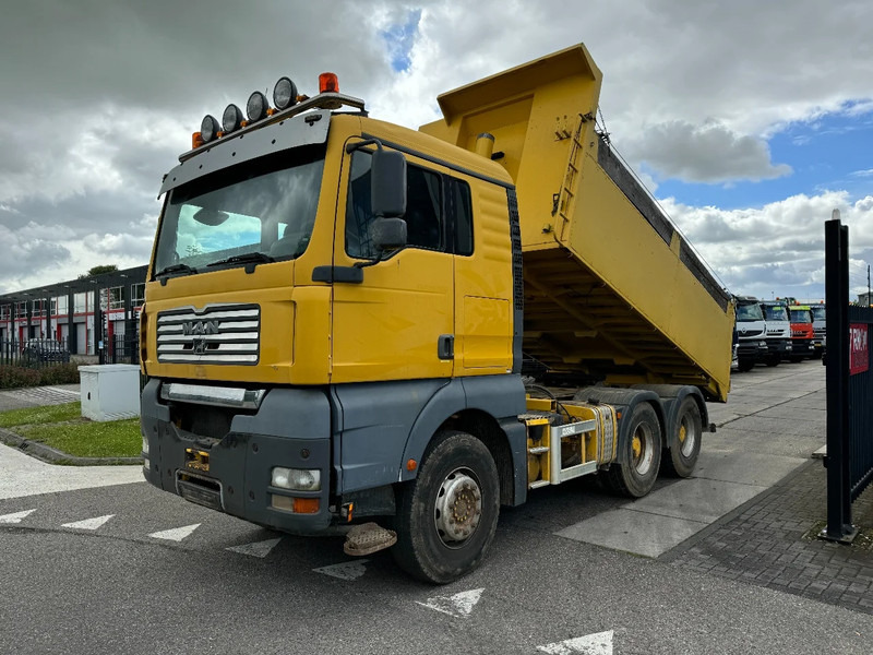 MAN TGA 26.530 6X4 MANUAL 3 PEDALS TIPPER KIPPER - Kamion vetëshkarkues: foto 1 MAN TGA 26.530 6X4 MANUAL 3 PEDALS TIPPER KIPPER - Kamion vetëshkarkues: foto 1