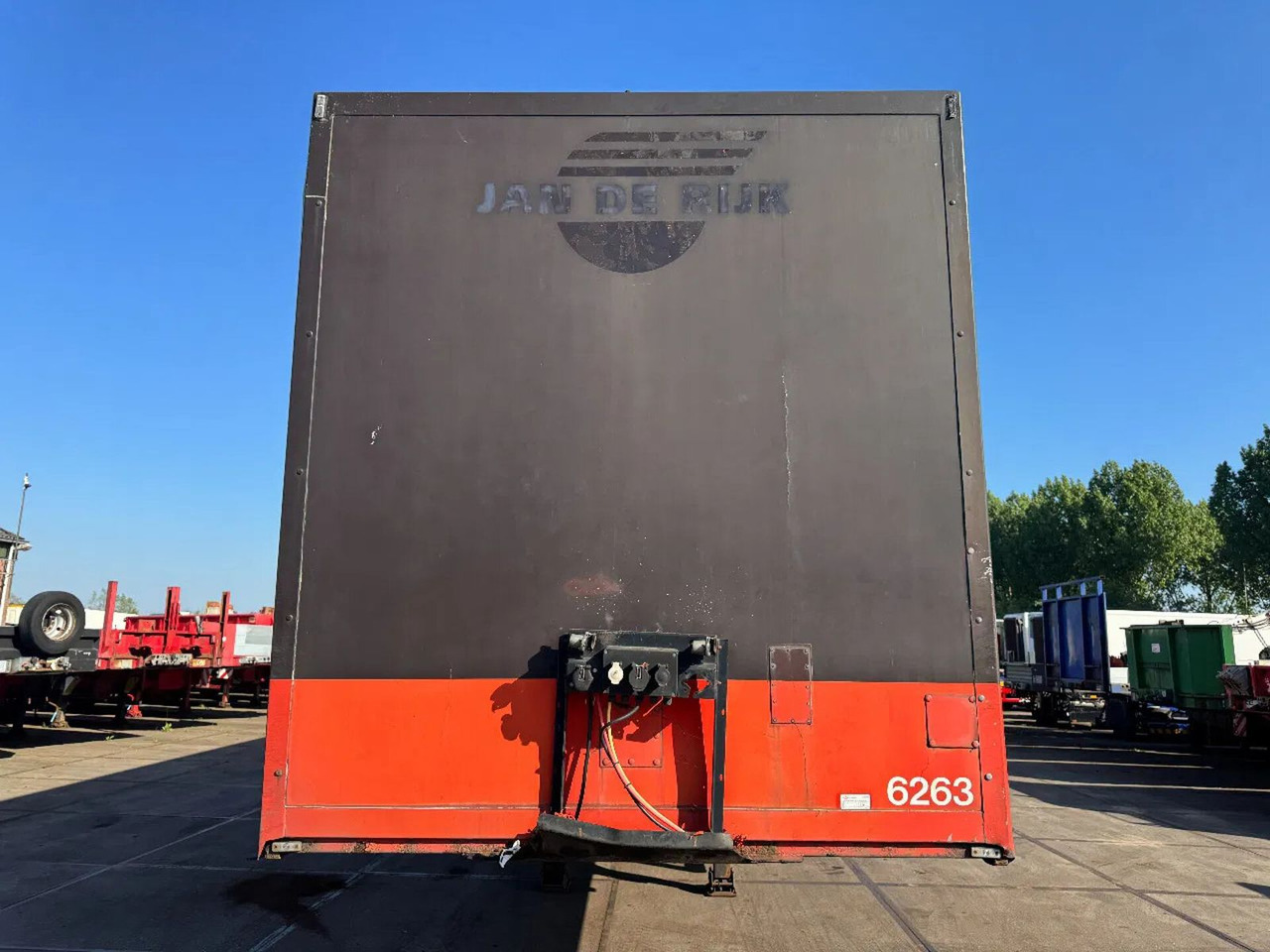 Pacton TBD230 - 2 AXLE BPW - Gjysmë rimorkio me vagonetë të mbyllur: foto 2 Pacton TBD230 - 2 AXLE BPW - Gjysmë rimorkio me vagonetë të mbyllur: foto 2