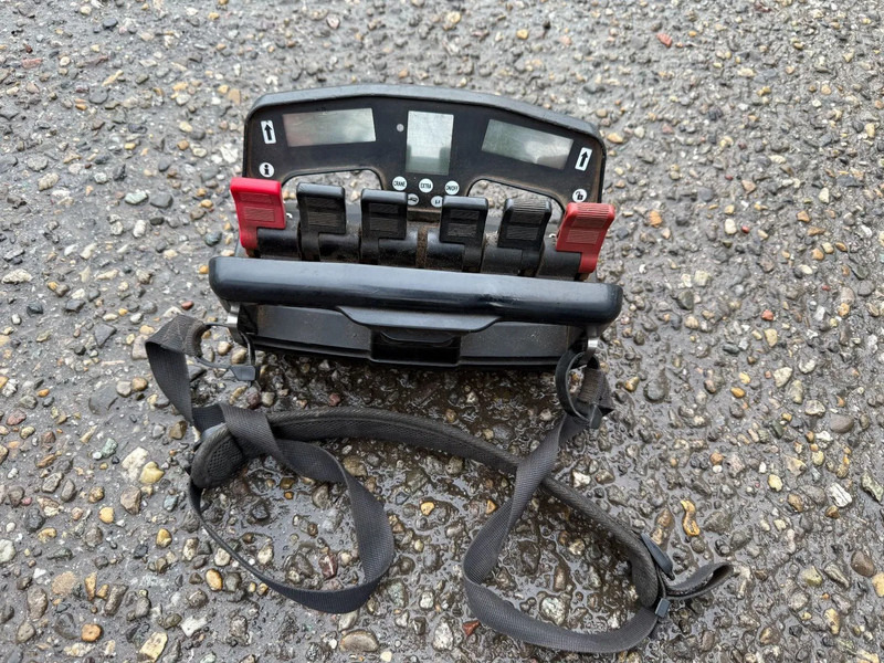 Scania R500 V8 8X4 + HIAB 220-5 + REMOTE + CABLELIFT - FULL STEEL SUSP. MANUAL GEAR. BIG AXLES - Kamion me sistem kabllor, Kamion me vinç: foto 3 Scania R500 V8 8X4 + HIAB 220-5 + REMOTE + CABLELIFT - FULL STEEL SUSP. MANUAL GEAR. BIG AXLES - Kamion me sistem kabllor, Kamion me vinç: foto 3