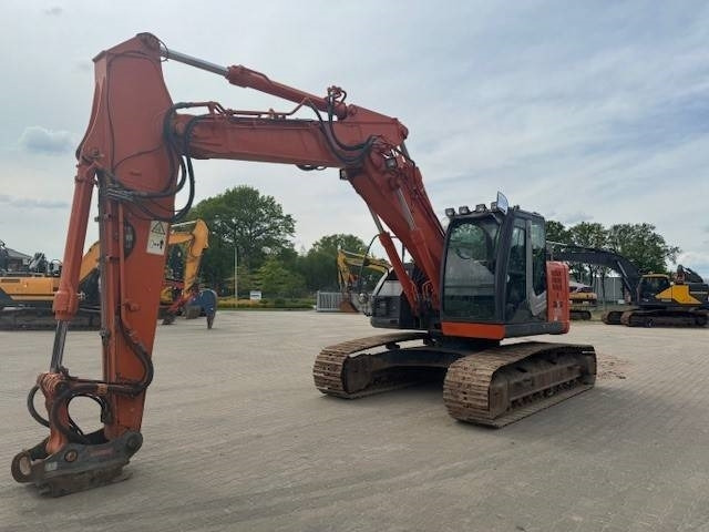 HITACHI ZX 225USLC-3 - Ekskavator me zinxhirë: foto 2 HITACHI ZX 225USLC-3 - Ekskavator me zinxhirë: foto 2