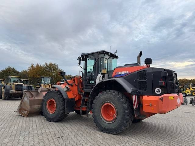 Hitachi ZW 250-6 - Fadrom me goma: foto 1 Hitachi ZW 250-6 - Fadrom me goma: foto 1