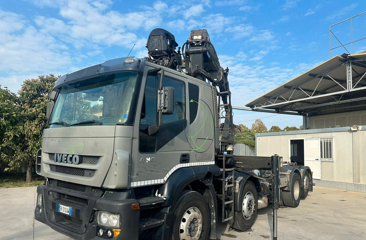 Motrice Iveco scarrabile con gru caricante - Kamion vetëngarkues, Kamion me vinç: foto 1 Motrice Iveco scarrabile con gru caricante - Kamion vetëngarkues, Kamion me vinç: foto 1