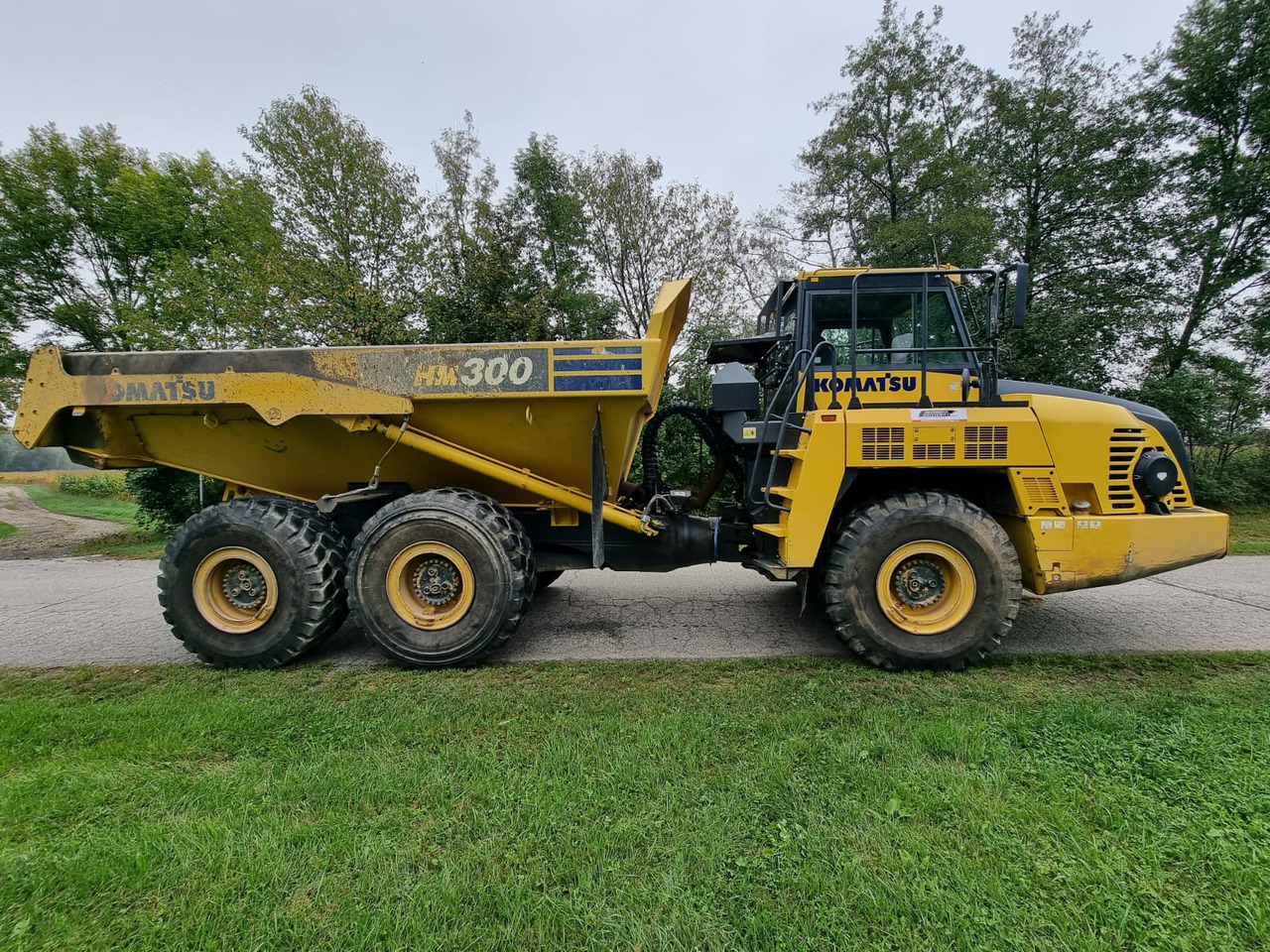 KOMATSU HM 300-5EO - Shkarkues i palëvizshëm: foto 2 KOMATSU HM 300-5EO - Shkarkues i palëvizshëm: foto 2