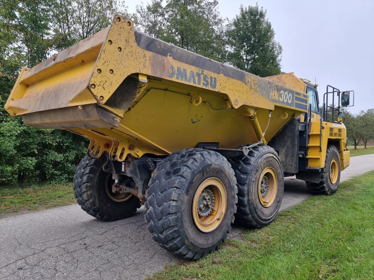 Shkarkues i palëvizshëm KOMATSU HM 300-5EO: foto 8