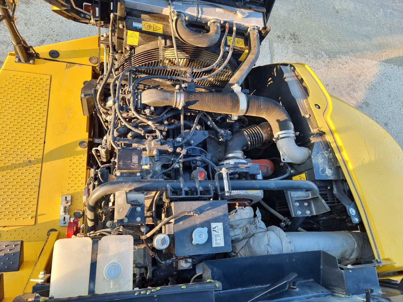 Shkarkues i palëvizshëm KOMATSU HM 300-5EO: foto 14
