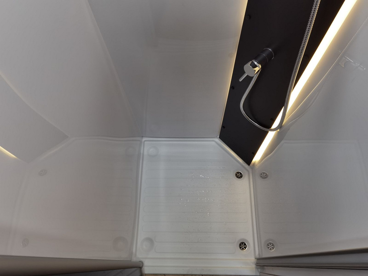 Kamper gjysmë i integruar Chausson 630 TITANIUM / - 2026 - / EINZEL.- HUBBETTEN: foto 18