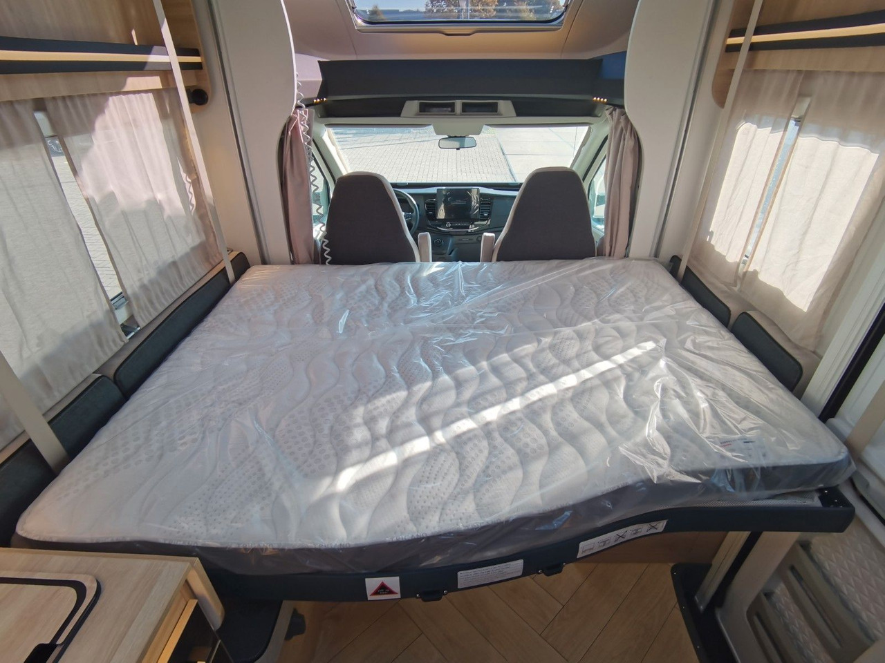 Kamper gjysmë i integruar Chausson 650 TITANIUM / - 2026 - / 165PS - 8G. / HUBBETT: foto 13
