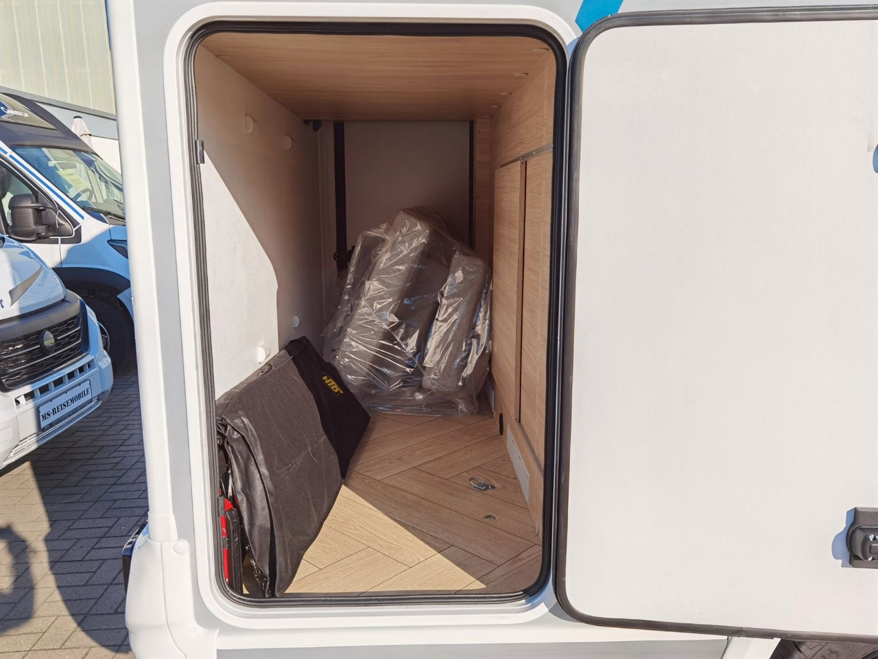Kamper gjysmë i integruar Chausson 650 TITANIUM / - 2026 - / 165PS - 8G. / HUBBETT: foto 9