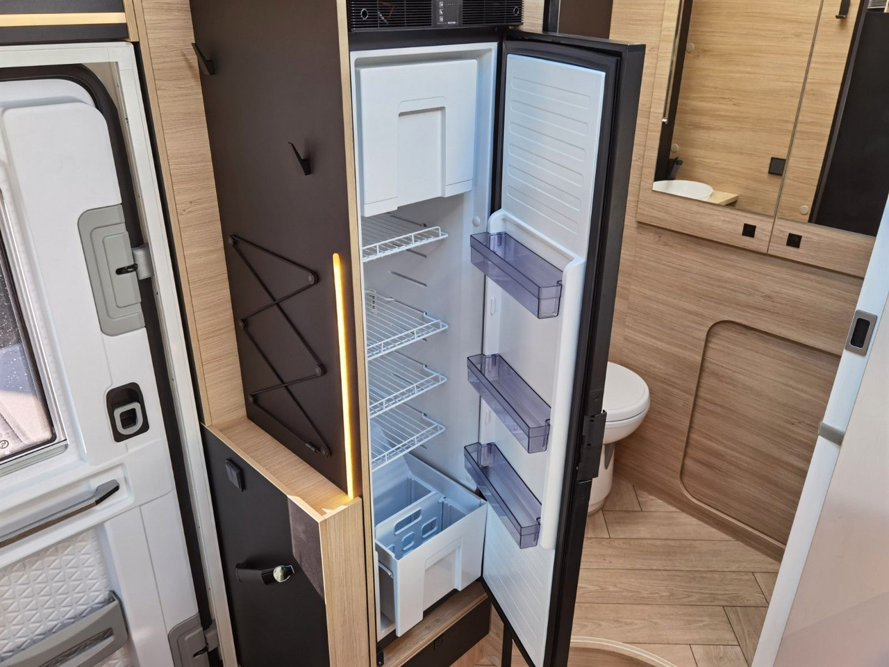 Kamper gjysmë i integruar Chausson 650 TITANIUM / - 2026 - / 165PS - 8G. / HUBBETT: foto 16