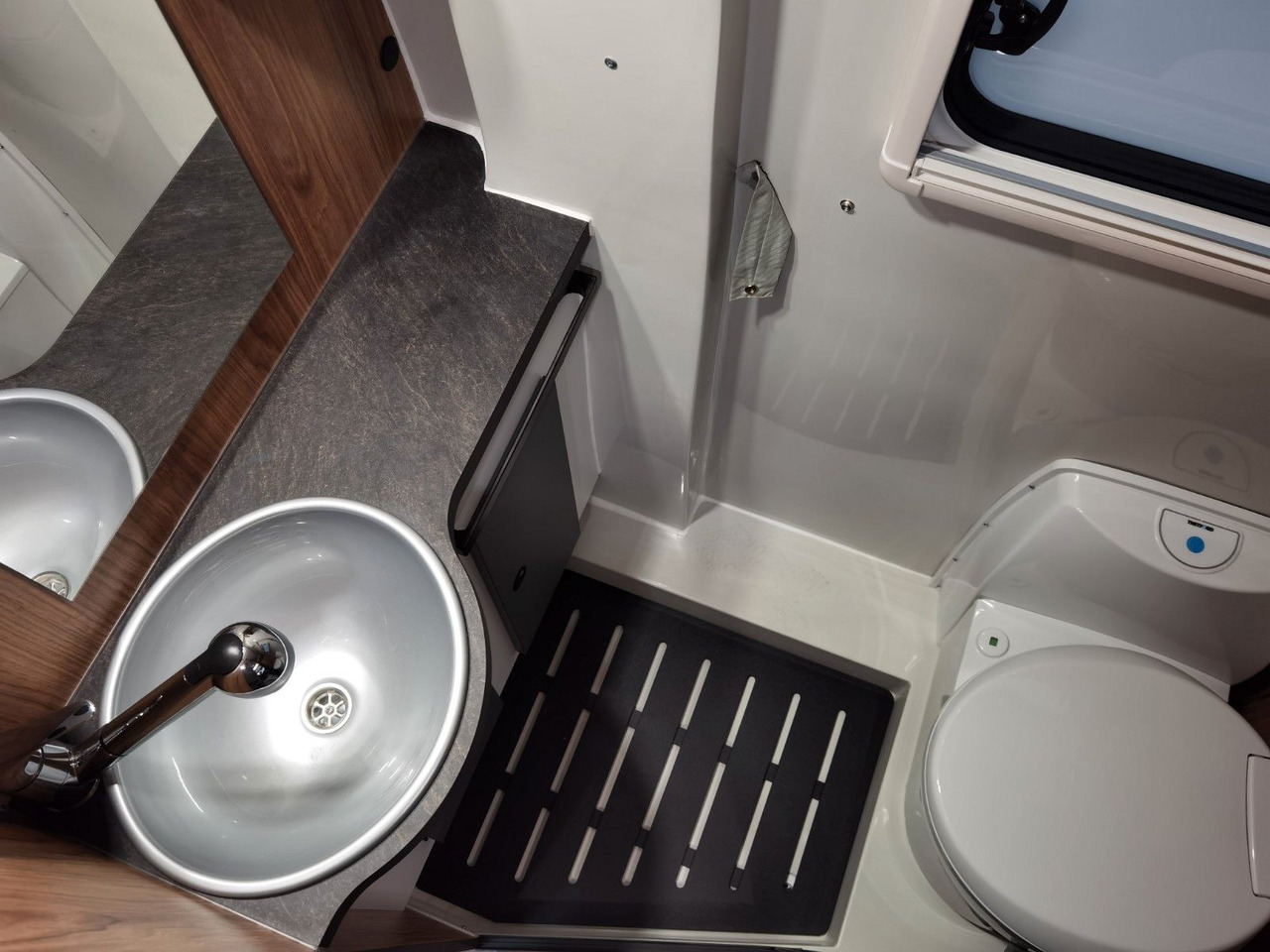 Lizingu i  Karmann DEXTER 600 / -2026-/ EINZELBETTEN  & BAR VERSION Karmann DEXTER 600 / -2026-/ EINZELBETTEN  & BAR VERSION: foto 21