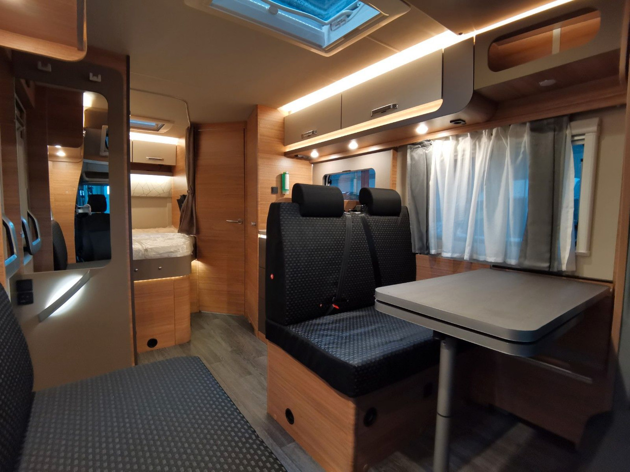 Lizingu i  Weinsberg CARALOFT 650 MF / 155PS / TOP - AUSSTATTUNG Weinsberg CARALOFT 650 MF / 155PS / TOP - AUSSTATTUNG: foto 18