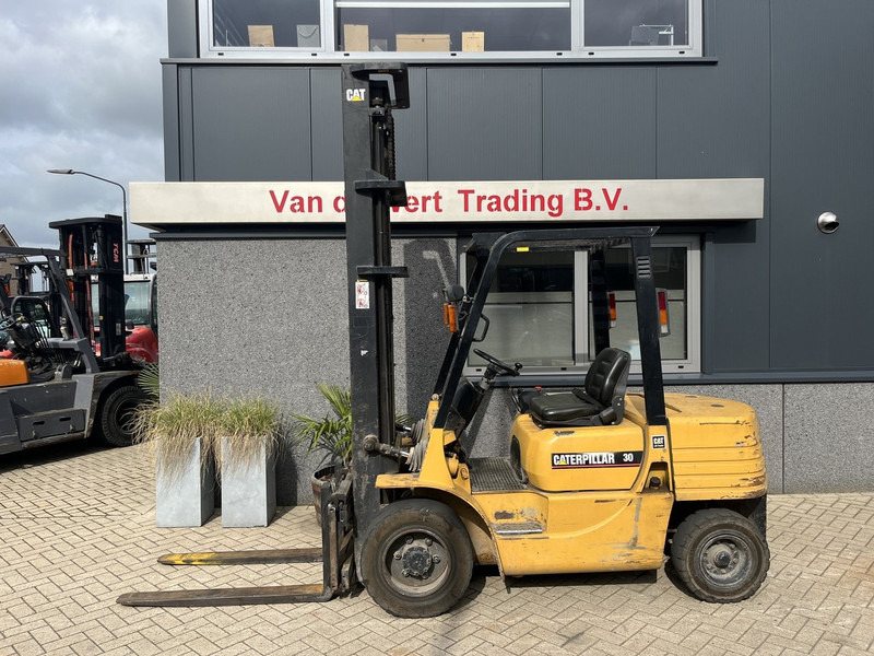 Caterpillar FD30 - Pirun më naftë: foto 1 Caterpillar FD30 - Pirun më naftë: foto 1