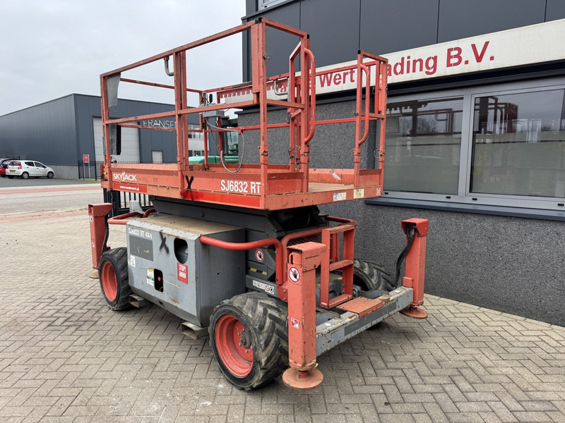 Skyjack SJ 6832RT Schaarhoogwerker / Scissor / Arbeitsbuhne 2015 4X4 Kubota Diesel 12M Werkhoogte - Ngritës gërshërë: foto 4 Skyjack SJ 6832RT Schaarhoogwerker / Scissor / Arbeitsbuhne 2015 4X4 Kubota Diesel 12M Werkhoogte - Ngritës gërshërë: foto 4