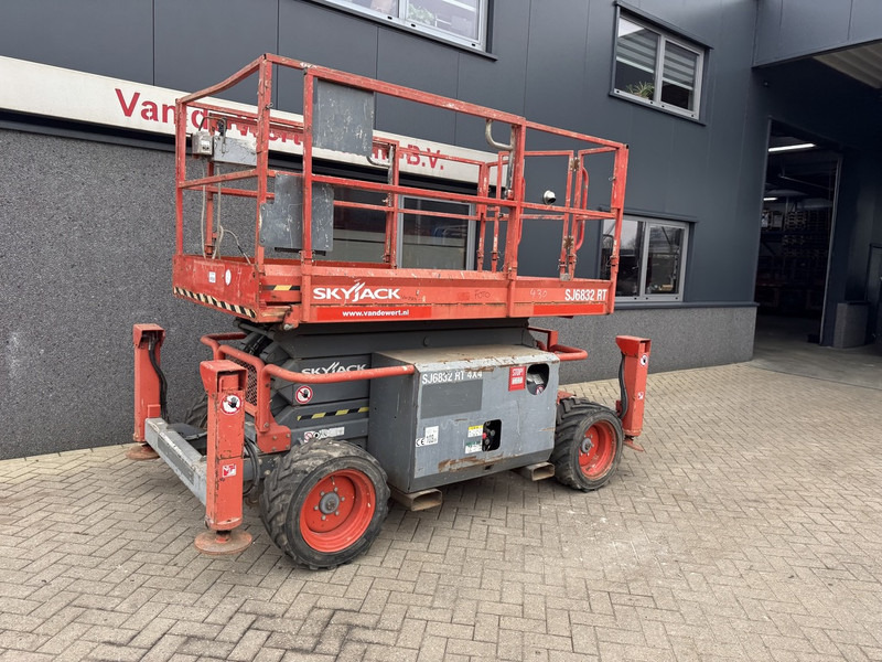 Skyjack SJ 6832RT Schaarhoogwerker / Scissor / Arbeitsbuhne 2015 4X4 Kubota Diesel 12M Werkhoogte - Ngritës gërshërë: foto 2 Skyjack SJ 6832RT Schaarhoogwerker / Scissor / Arbeitsbuhne 2015 4X4 Kubota Diesel 12M Werkhoogte - Ngritës gërshërë: foto 2