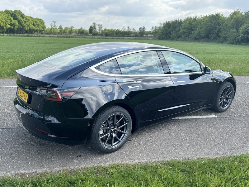 Tesla Model 3 - Veturë: foto 4 Tesla Model 3 - Veturë: foto 4