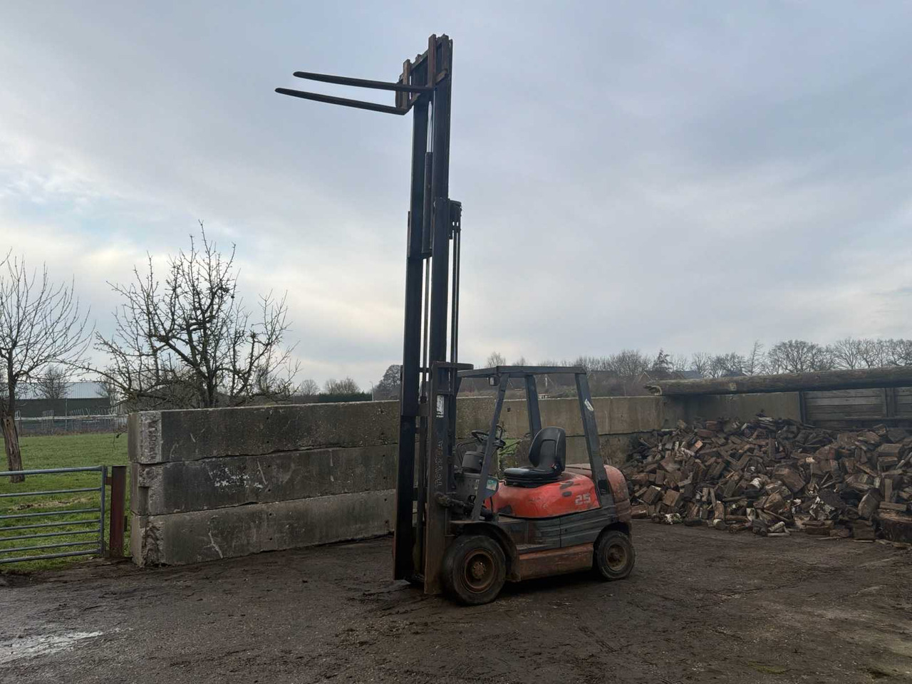 1995 TOYOTA O2 6FDF 25 FORKLIFT - Pirun ngritës: foto 2 1995 TOYOTA O2 6FDF 25 FORKLIFT - Pirun ngritës: foto 2