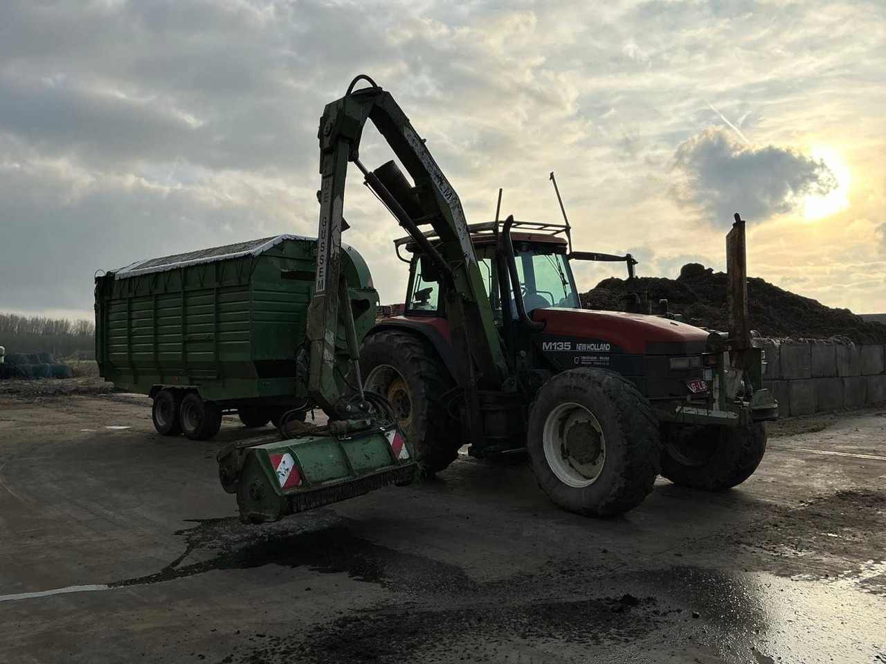 1999 NEW HOLLAND M135 FARM TRACTOR + MOWER ARM + BUCKET TRAILER - Traktor: foto 5 1999 NEW HOLLAND M135 FARM TRACTOR + MOWER ARM + BUCKET TRAILER - Traktor: foto 5