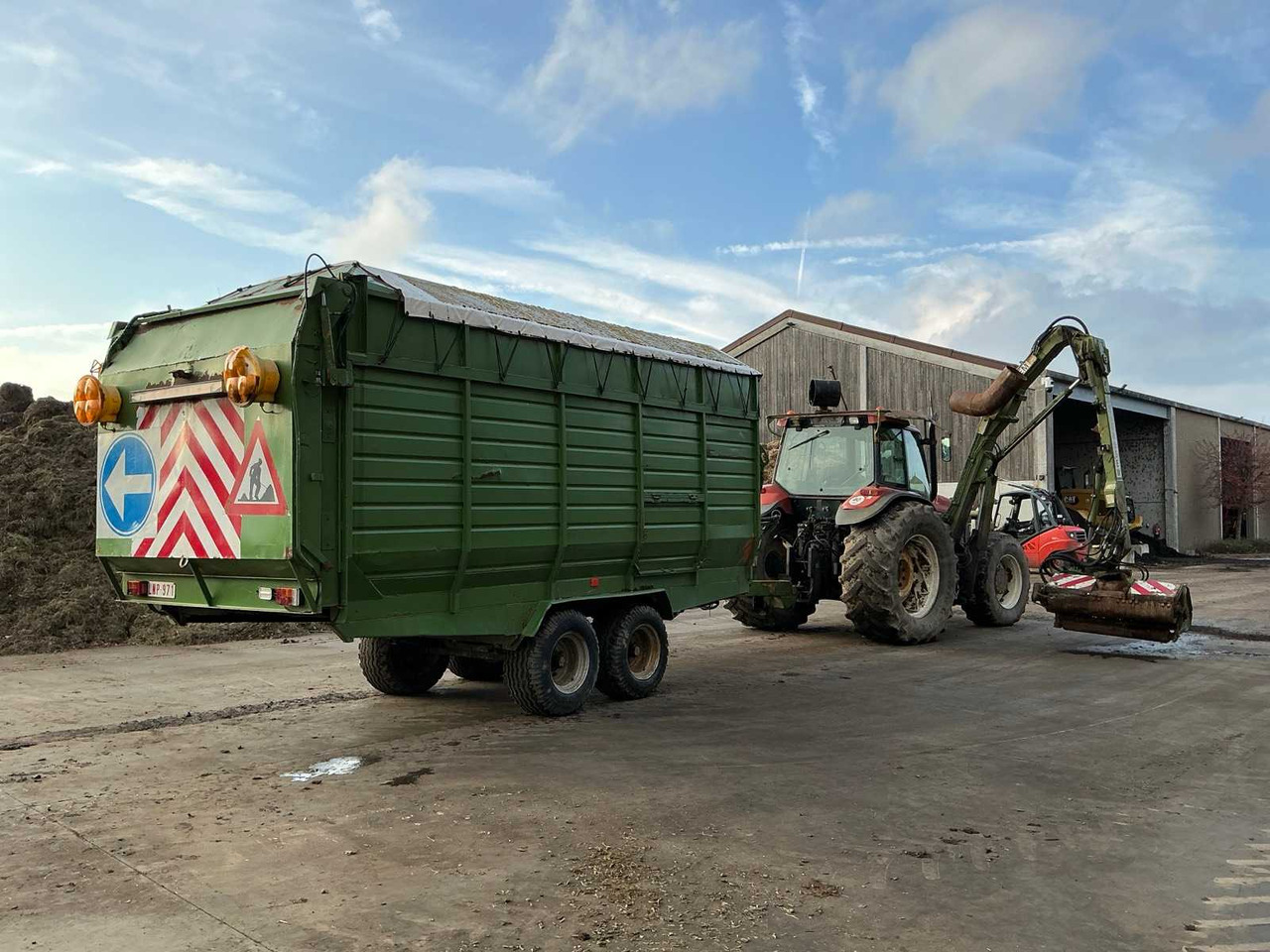 1999 NEW HOLLAND M135 FARM TRACTOR + MOWER ARM + BUCKET TRAILER - Traktor: foto 4 1999 NEW HOLLAND M135 FARM TRACTOR + MOWER ARM + BUCKET TRAILER - Traktor: foto 4