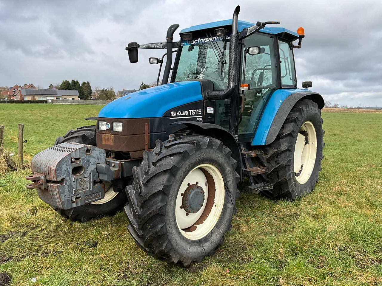 1999 NEW HOLLAND TS115 FOUR WHEEL DRIVE FARM TRACTOR - Traktor: foto 1 1999 NEW HOLLAND TS115 FOUR WHEEL DRIVE FARM TRACTOR - Traktor: foto 1