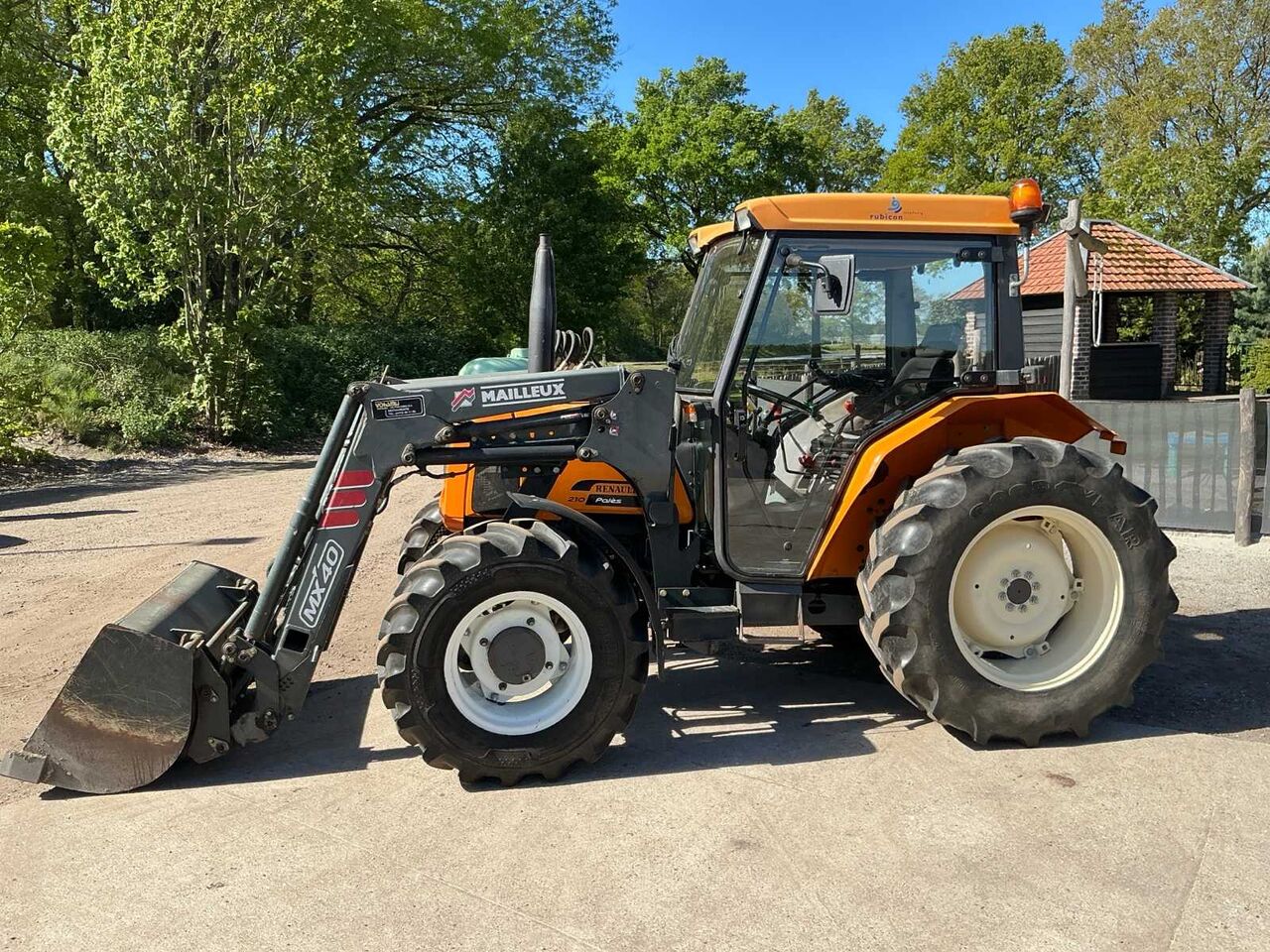 2001 RENAULT R3222CA FOUR WHEEL DRIVE FARM TRACTOR - Traktor: foto 5 2001 RENAULT R3222CA FOUR WHEEL DRIVE FARM TRACTOR - Traktor: foto 5