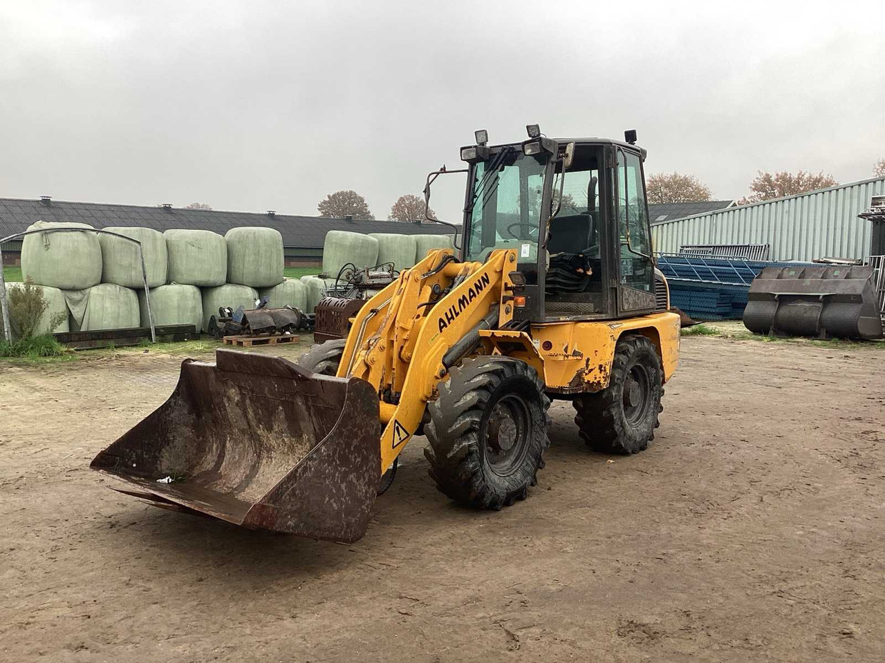 2003 AHLMANN AL85 T SHOVEL - Fadrom me goma: foto 1 2003 AHLMANN AL85 T SHOVEL - Fadrom me goma: foto 1