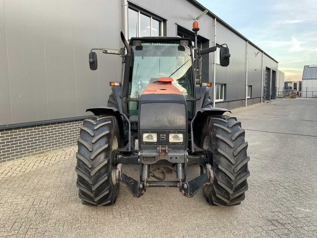 2005 VALTRA 6850 HITECH ALL-WHEEL DRIVE FARM TRACTOR - Traktor: foto 3 2005 VALTRA 6850 HITECH ALL-WHEEL DRIVE FARM TRACTOR - Traktor: foto 3