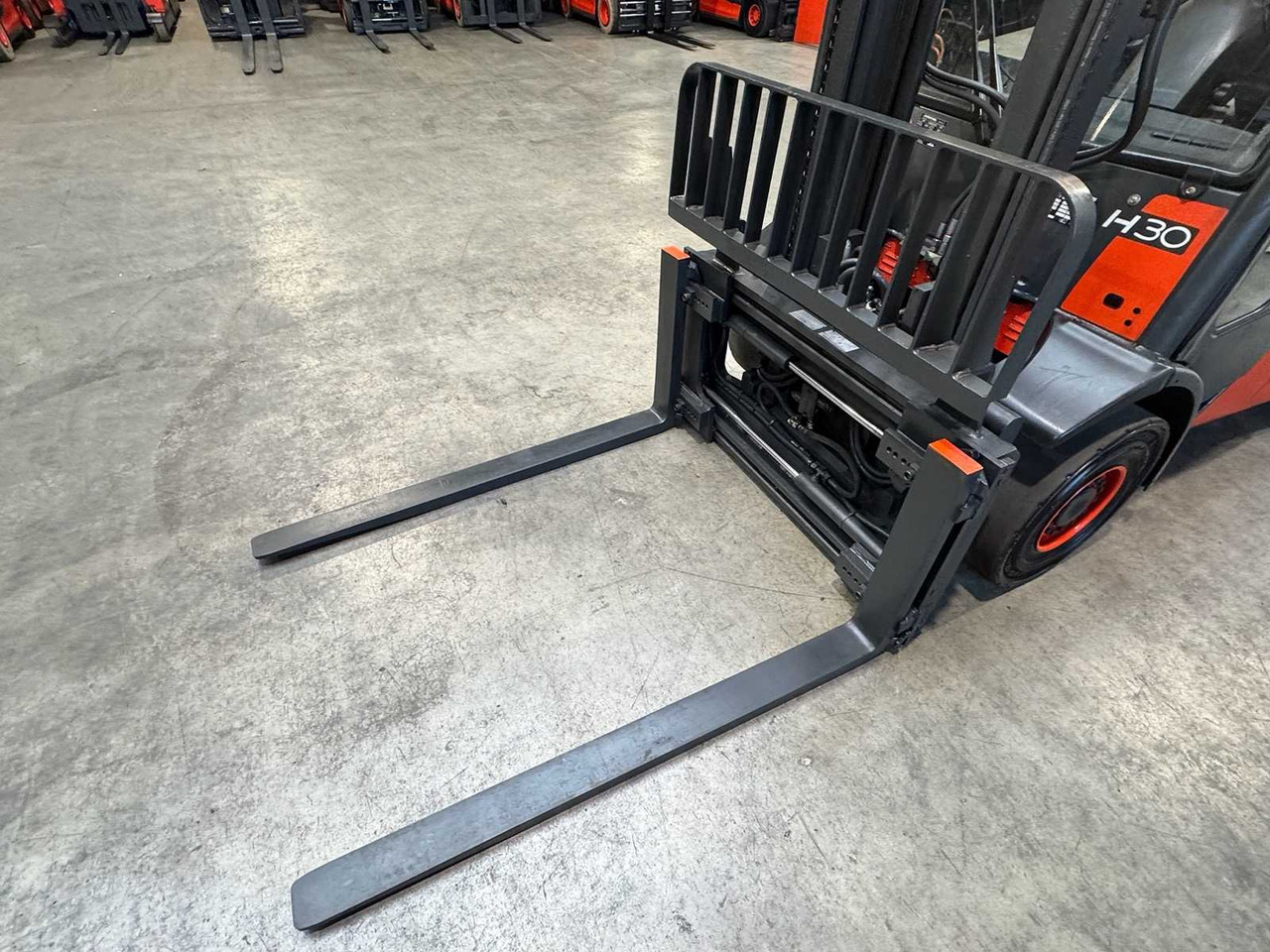 2006 LINDE H30T 3.000KG 3.+4. - Pirun ngritës: foto 2 2006 LINDE H30T 3.000KG 3.+4. - Pirun ngritës: foto 2