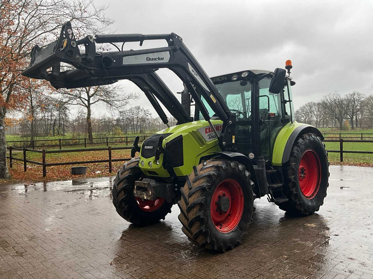 2011 CLAAS ARION 420 FOUR-WHEEL DRIVE FARM TRACTOR WITH FRONT LOADER - Traktor: foto 1 2011 CLAAS ARION 420 FOUR-WHEEL DRIVE FARM TRACTOR WITH FRONT LOADER - Traktor: foto 1