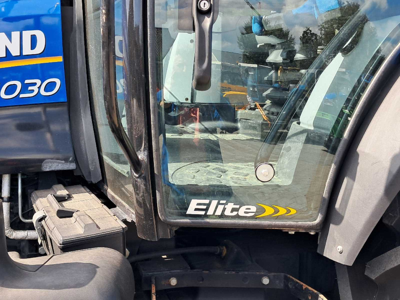 2011 NEW HOLLAND T6030 ELITE FOUR WHEEL DRIVE FARM TRACTOR - Traktor: foto 4 2011 NEW HOLLAND T6030 ELITE FOUR WHEEL DRIVE FARM TRACTOR - Traktor: foto 4